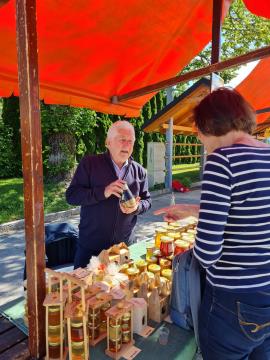 Čebelar Franci Strupi iz Spodnjega Brnika  je obiskovalcem ponudil  med